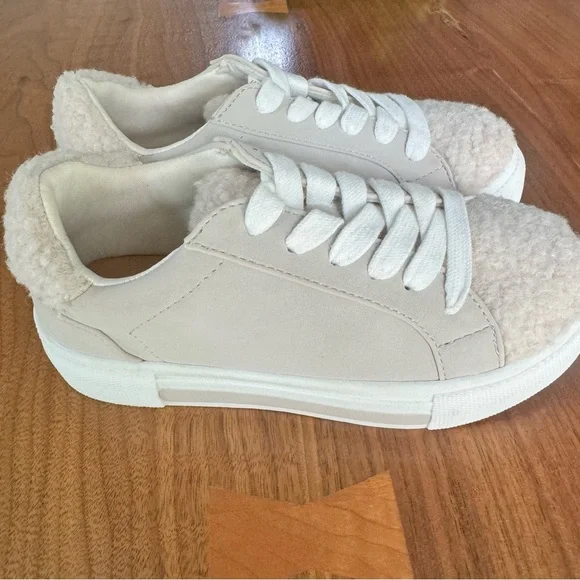 Treasure & Bond Kid’s Kamila Cozy Faux Fur Trim Sneaker. Size Kid’s 13. - Picture 3 of 14